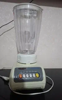 مخلوط کن . آبمیوه گیر