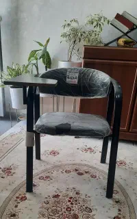 صندلی با روکش چرم وبازودار وپایه استیل اویز لباس