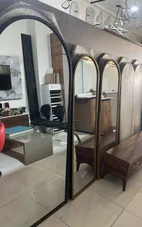 اینه و میز تی وی