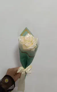 یک شاخه گل روبانی به همراه تزینات