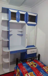 میز تحریر و کتابخانه