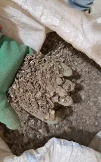 کارگر در کارگاه کار نسبتا سنگین