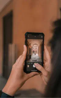 فیلمبردار با موبایل