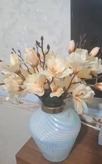 ۲شاخه گل با گلدان