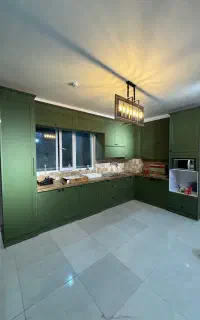 منشی نمایشگاه کابینت