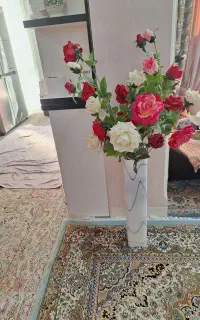 گلهای مصنوعی رز به همراه گلدان