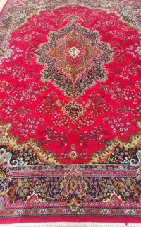 یک تخته فرش 9متری زمینه قرمز