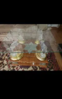 مبل هفت نفره با دوتا عسلی  و میز جلوی اشپزخونه