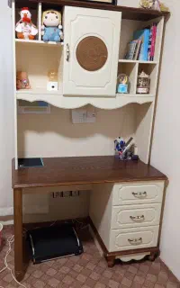 میز تحریر و کتابخانه