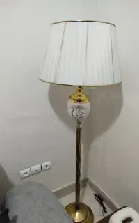 آباژور ایستاده