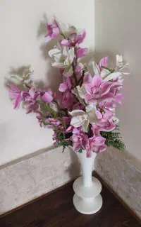گلدان به همراه گل
