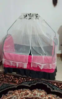 تخت کنار مادر و روروئک