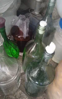 چند عدد شیشه اب گور