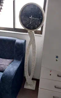 آباژور و ساعت ایستاده