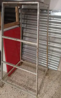 چهار پایه آهنی