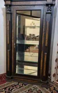 بوفه (ویترین) تمام‌چوب با طراحی کلاسیک و هخامنشی
