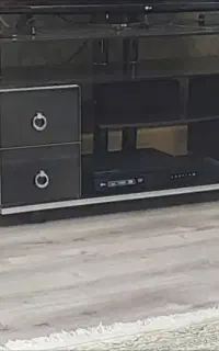 میز تلویزیون شیشه یی سالم درحدنو