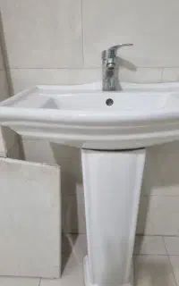 دوتا روشویی با شیر