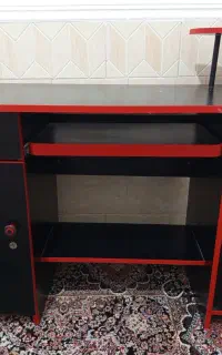 میز تحریر و کامپیوتر