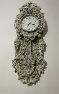 ساعت دیواری بسیار تمیز