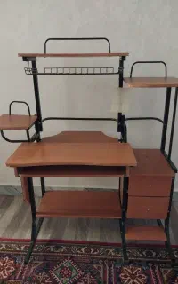میز مطالعه و کامپیوتر