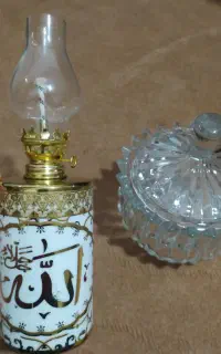 شیرینی خوری و چراغ نفتی