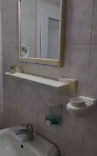 روشویی در حد نو، آینه،  جا حوله ، جا مایع