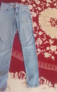 شلوار لی درحدنو مانتو وشالم دارم