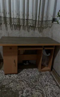 میز تحریر و کامپیوتر