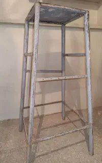 چهارپایه فلزی