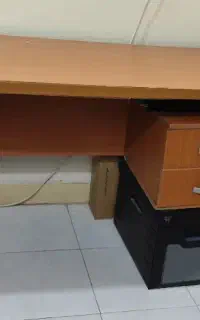 میز تحریر و کامپیوتر