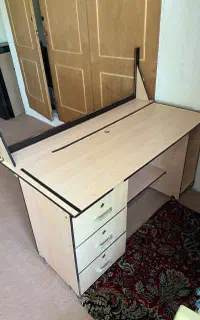 میز تحریر و کامپیوتر اداری با پیشخوان