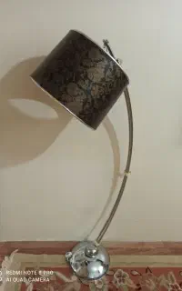 آباژور ایستاده