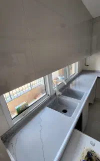 شاگرد کارگاه سنگ مصنوعی