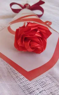 گل روبانی قرمز و زیبا