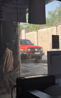 کارگر کار آموز فنی خدمات خودرو دست به آچار