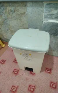 چهار پایه و سطل زباله