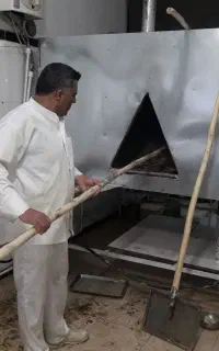 تنور سنتی نان پزی به ویژه سنگک