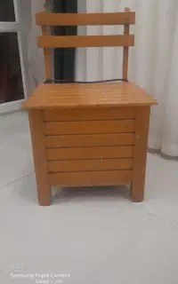 صندلی چوبی