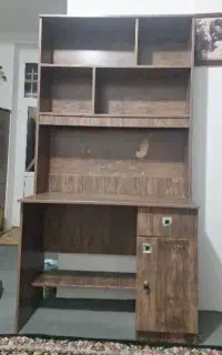 میز تحریر و کتابخانه