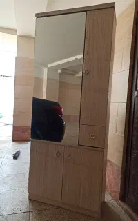 جاکفشی و کمد آینه دار