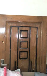 درب تمام چوب داخلشم چوبه شبکه نیست بایراق لولا
