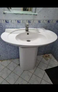 دستشور همراه با آینه و شیر برای دسشویی