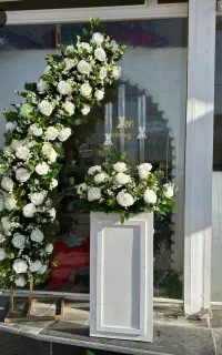 بله برون  گل آرایی استند بک گراند عقد و عروسی