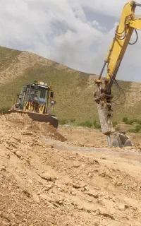 بیل مکانیکی و کامیون