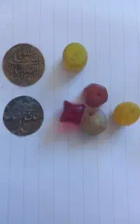 دوعددسکه فتحعلی شاه قاجار،وچند مهره قدیمی