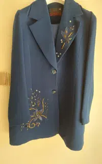 کت وشلوار به رنگ آبی نفتی
