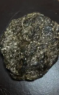 سنگ  ارزشمند ناشناس