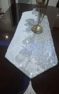 رو میزی نهار خوری سفید و نقره ایی