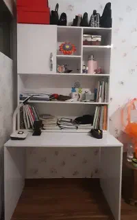 میز تحریر و کتابخانه
